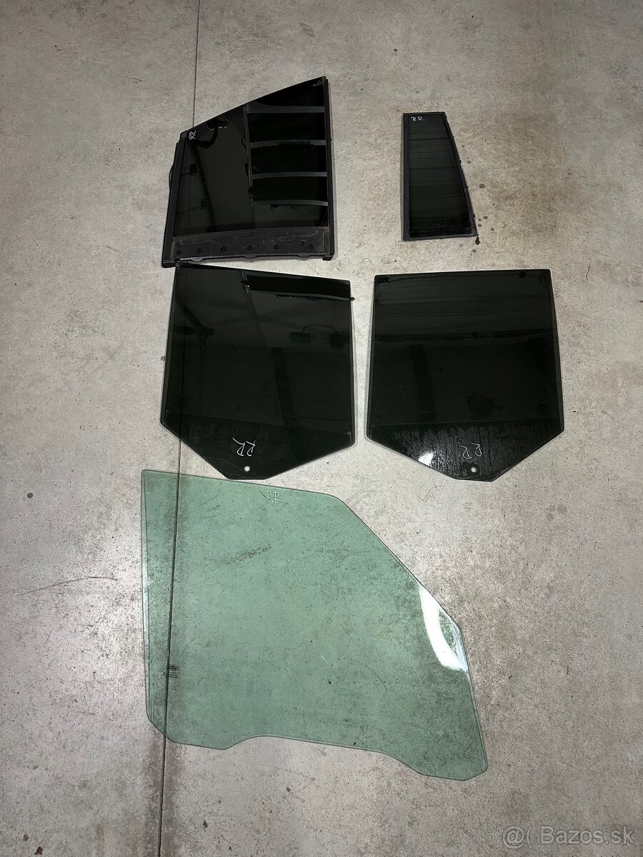 Land/Range Rover R320 okná