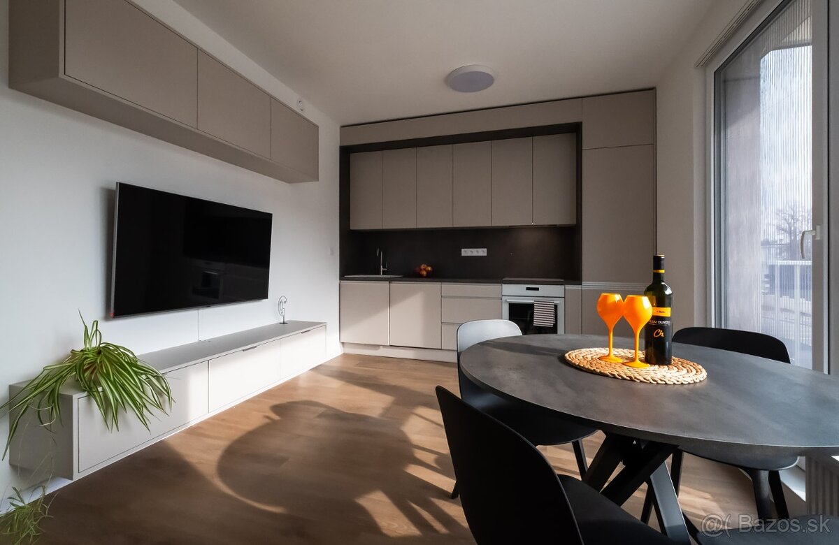 Prenájom 2 izbový byt Nitra, širšie centrum s parkovaním