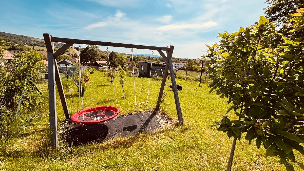 Ladice - Krásny stavebný pozemok 863 m2 s chatkou