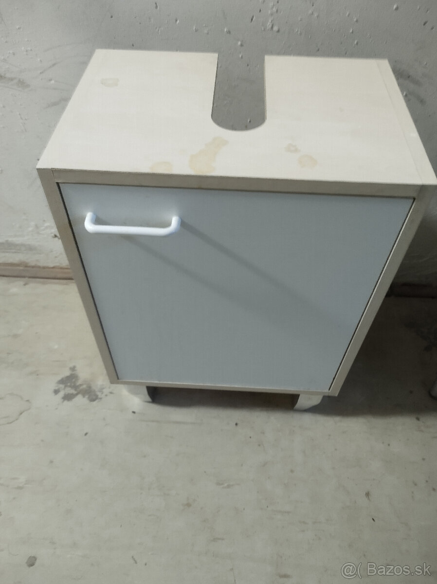 (42) Nábytok a doplnky do kúpeľne