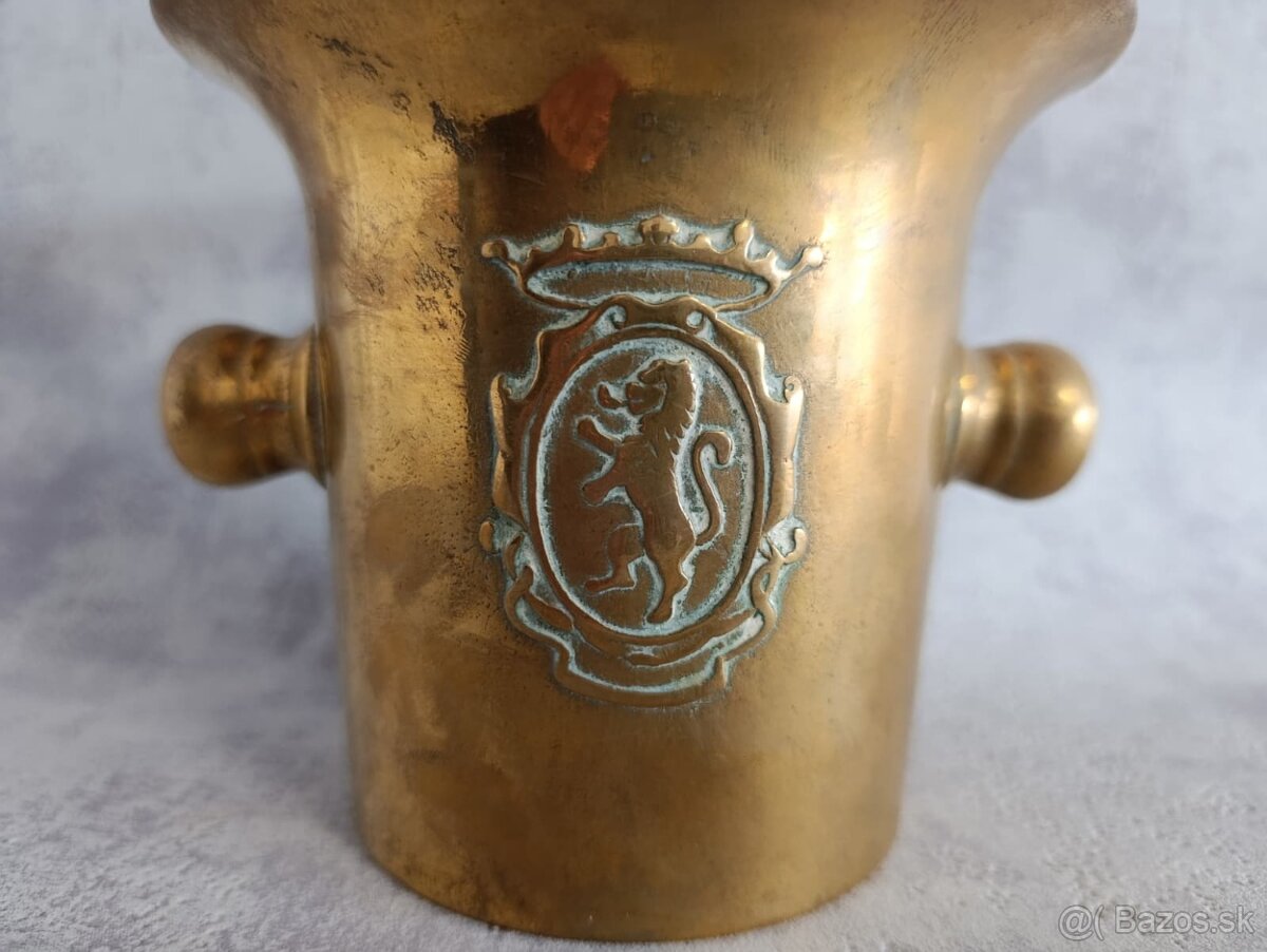 Starý mosazný mažiar s tloukem a erbem