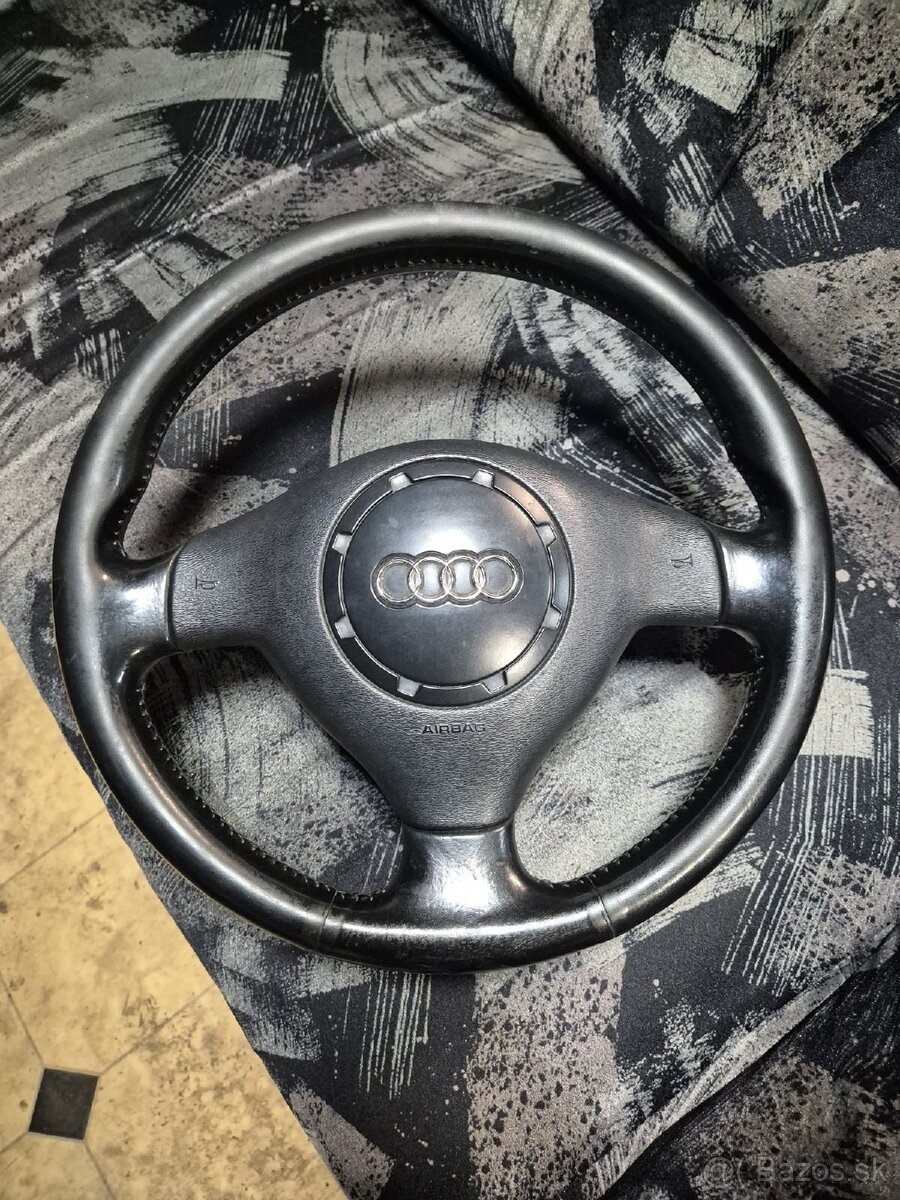 Audi trojramenny volant