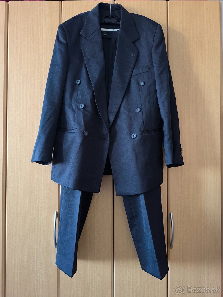 Pánsky tmavomodrý oblek.
