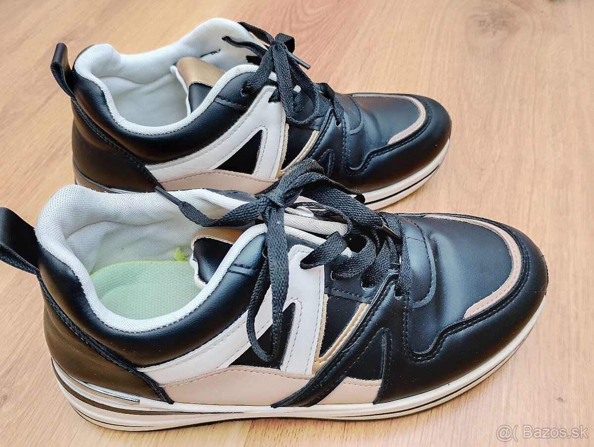 Sneakersy