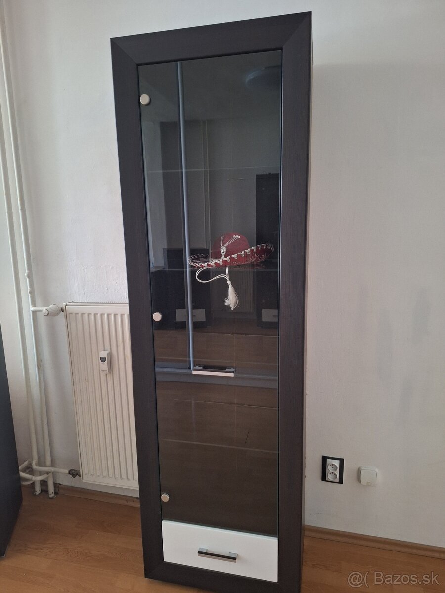 LED svietiaca vitrína so sklom