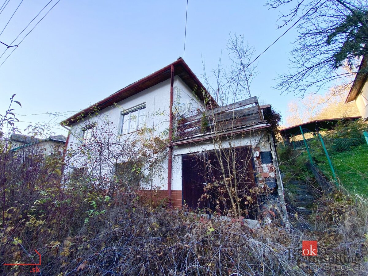 Vyhne rodinný dom na predaj v centre obci