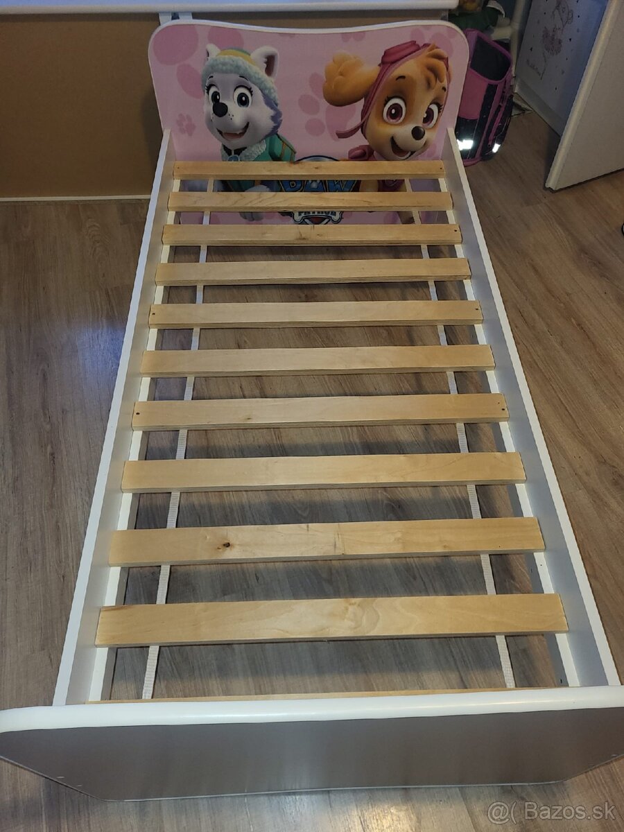 Detská posteľ pre dievčatko.