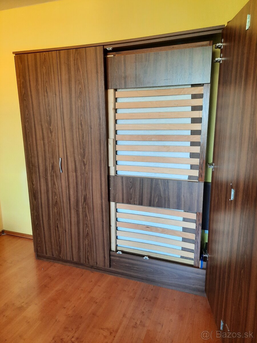 Rohová šatníková skriňa