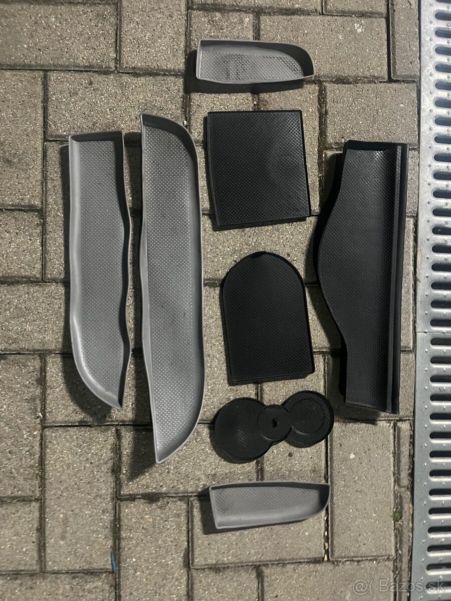 Kompletná sada Gumových podložiek interiéru VW Touareg 1