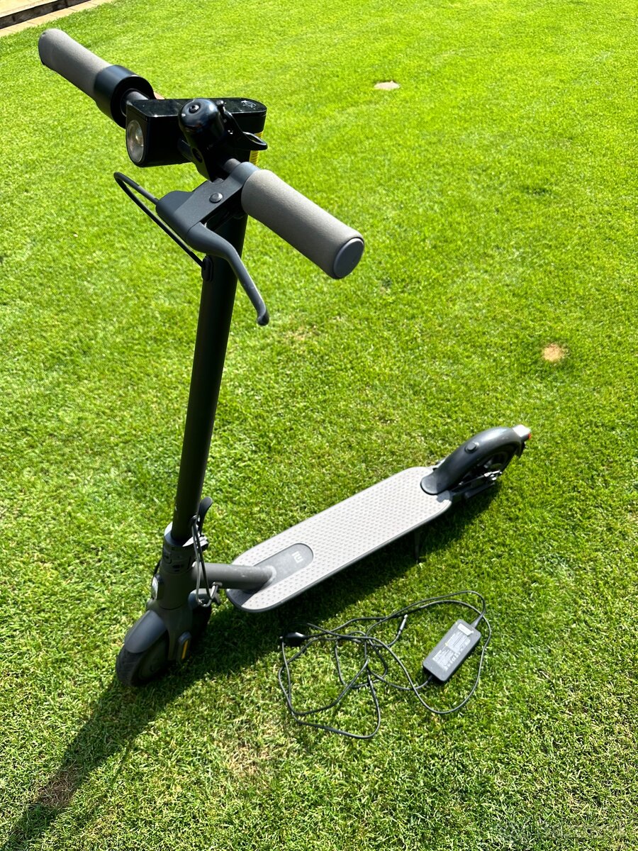 Elektrokolobežka Xiaomi Mi Electric Scooter Essential