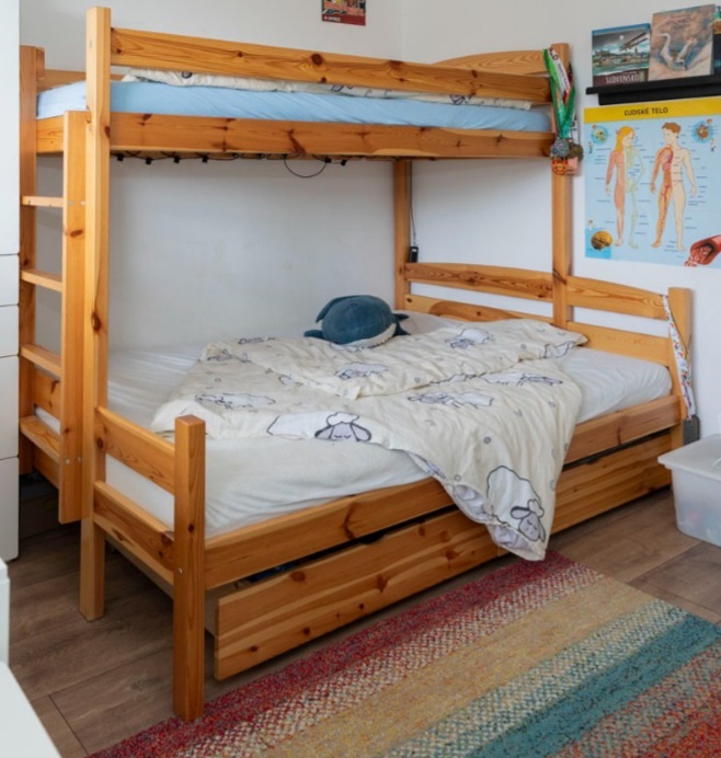 Poschodova trojpostel