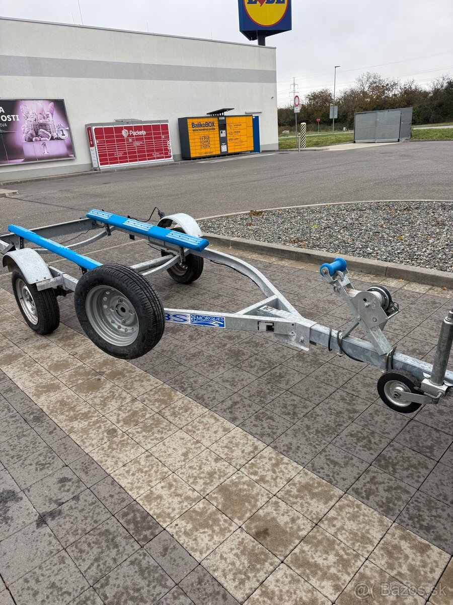 Príves pre vodný skúter