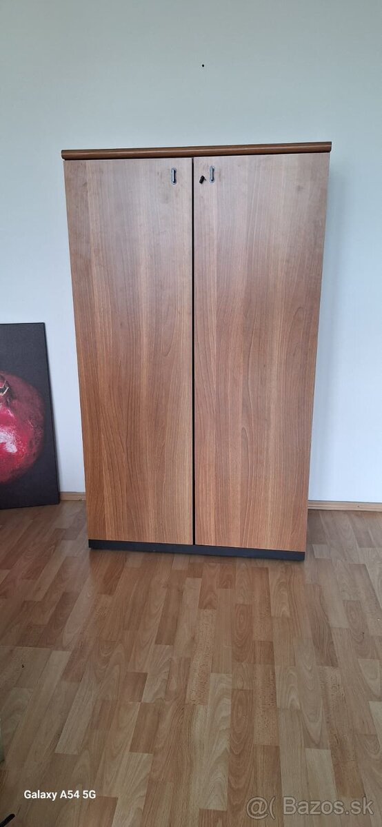PREDAJ - masívna drevená skriňa
