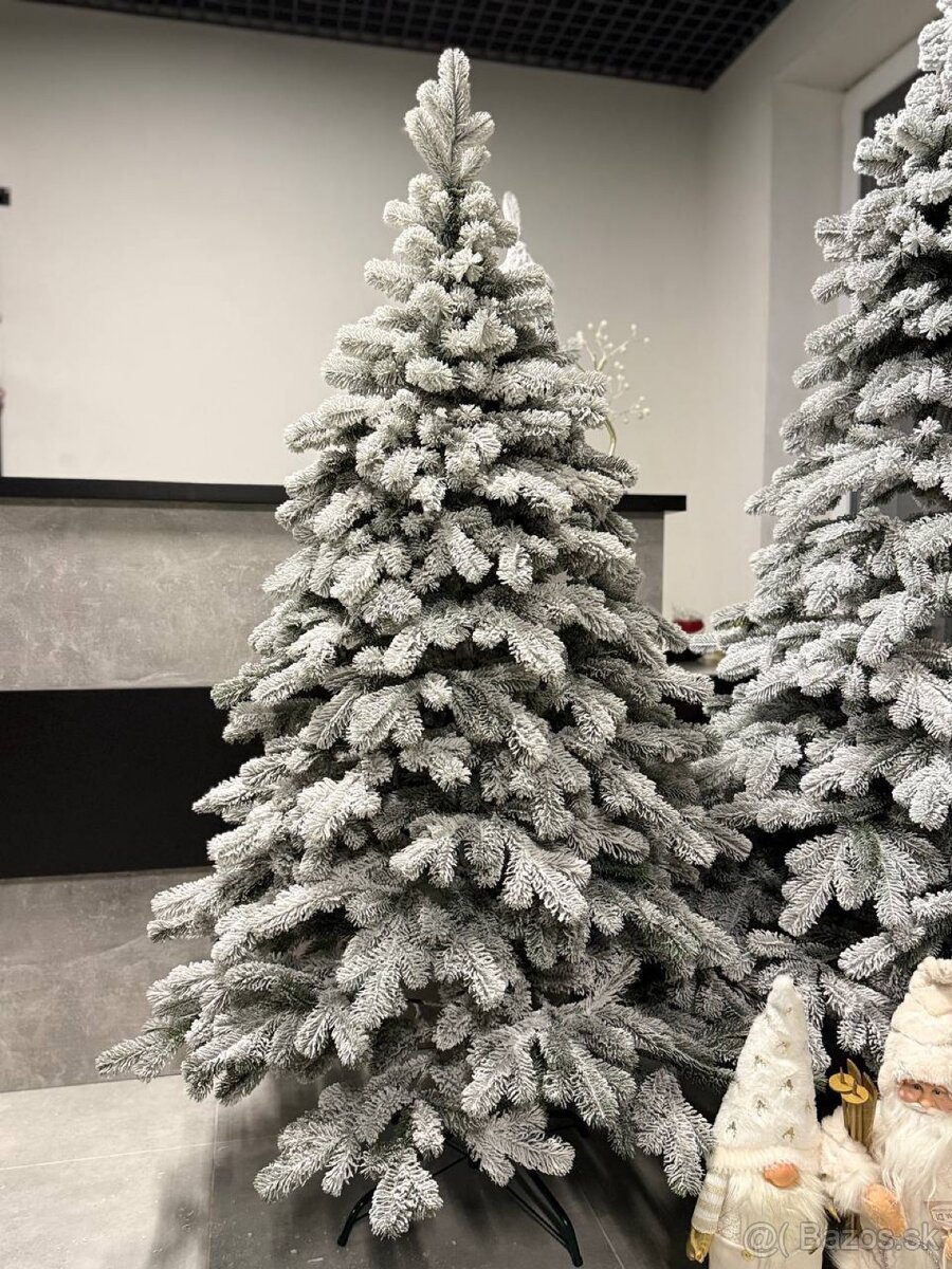 Umelý 3D vianočný stromček Prémiova Zasnežená