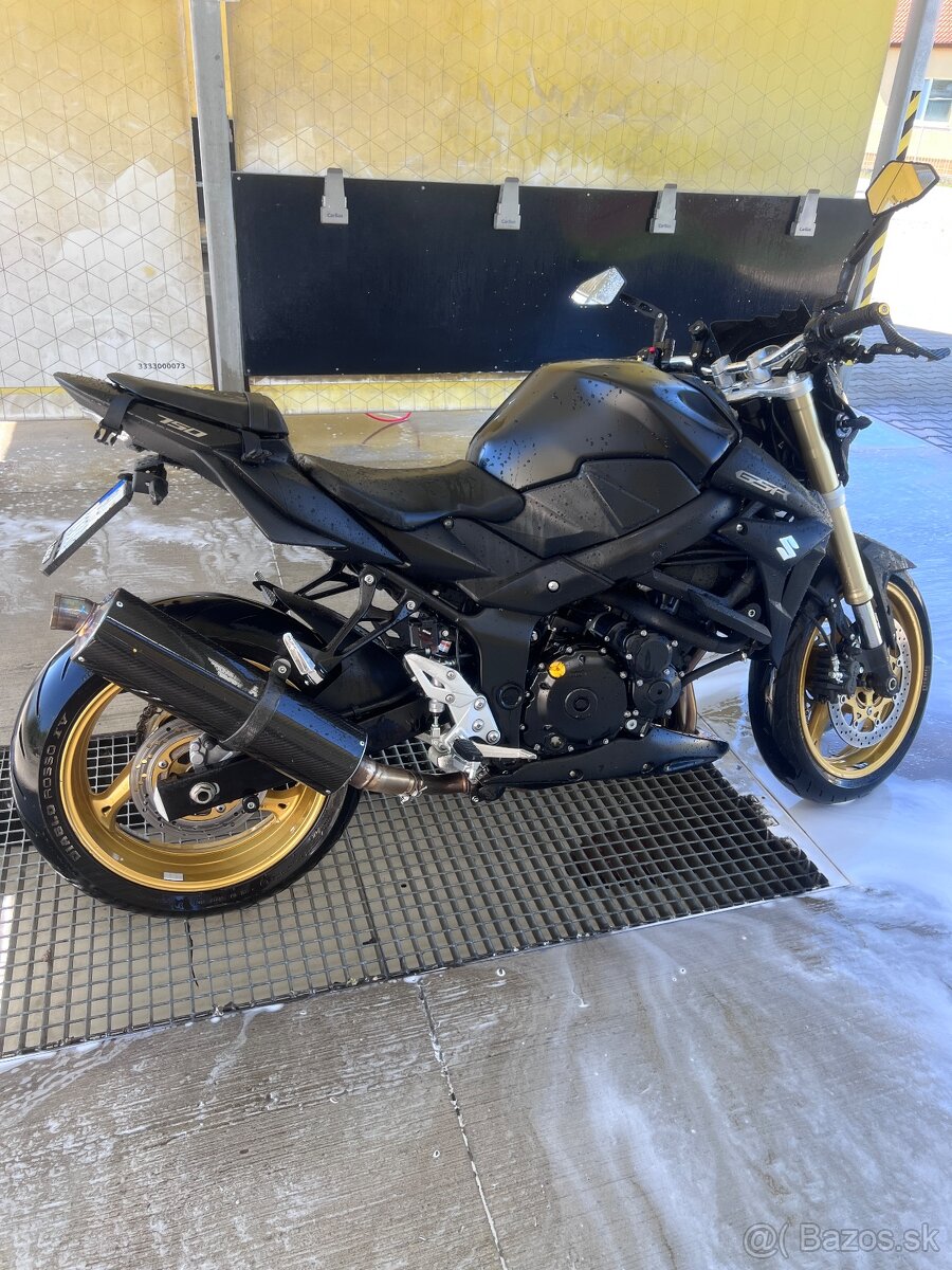 Suzuki GSR 750