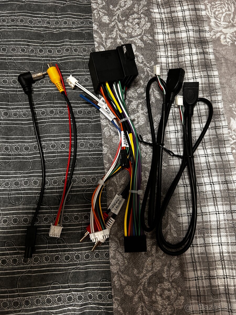 GPS anténa, USB, kábel na rádio