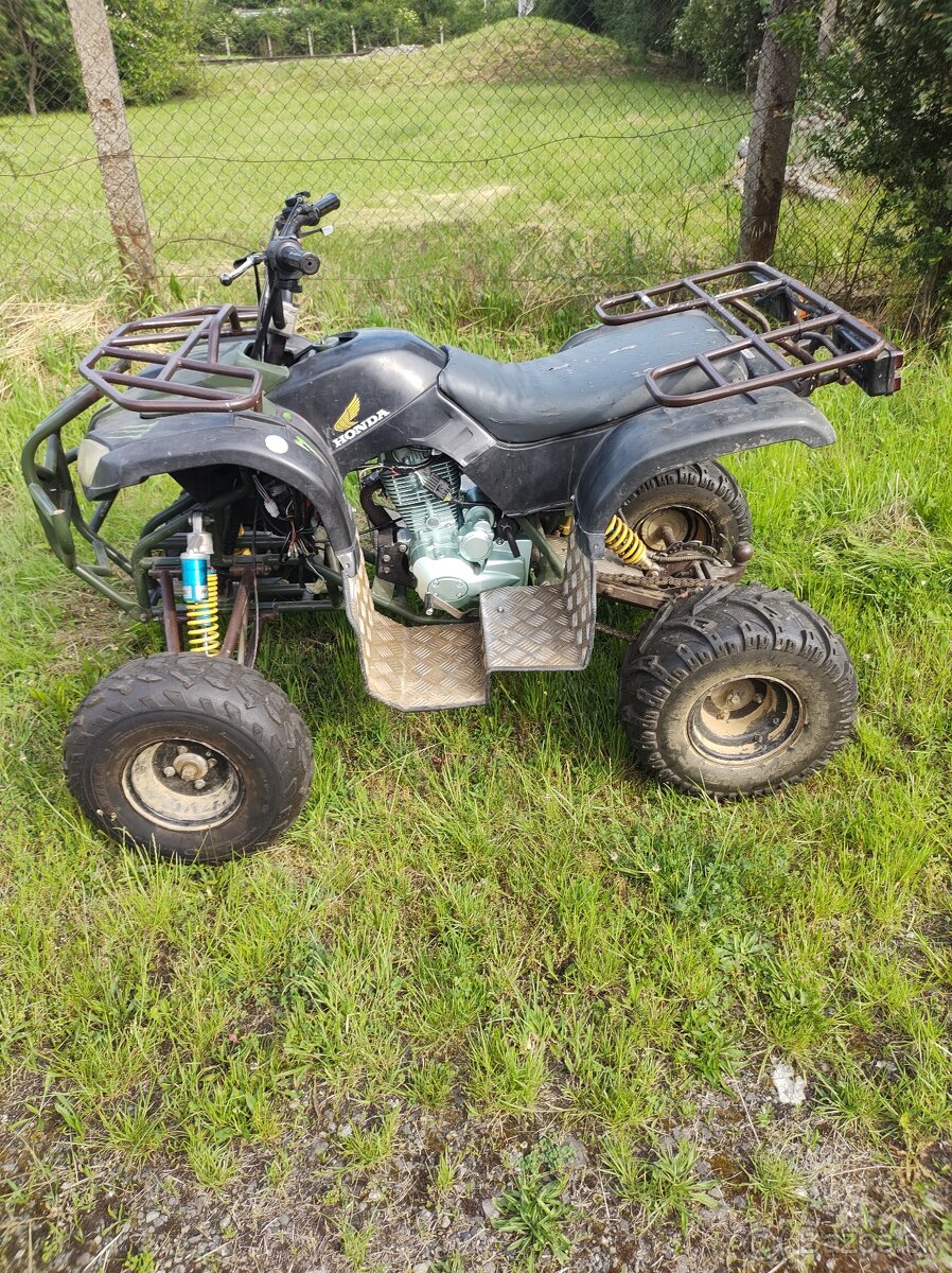 štvorkolka s obsahom 250 cm3