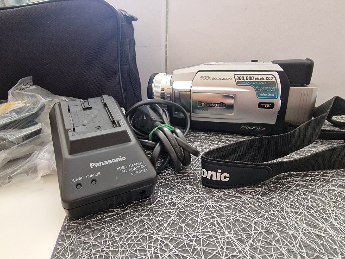 Stredne veľká kamera Panasonic. MiniDV. Funkčná.
