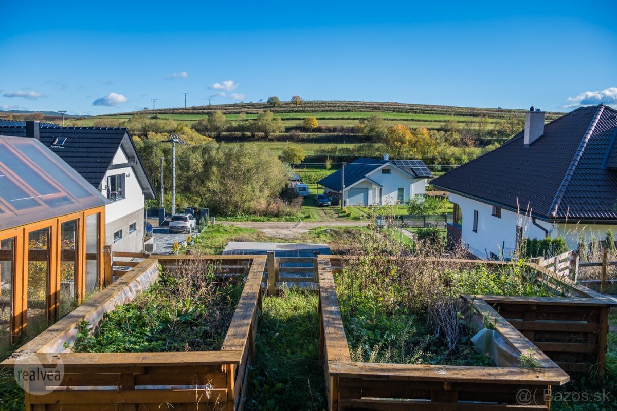 Stavebný pozemok so základovou doskou a moderným domčekom