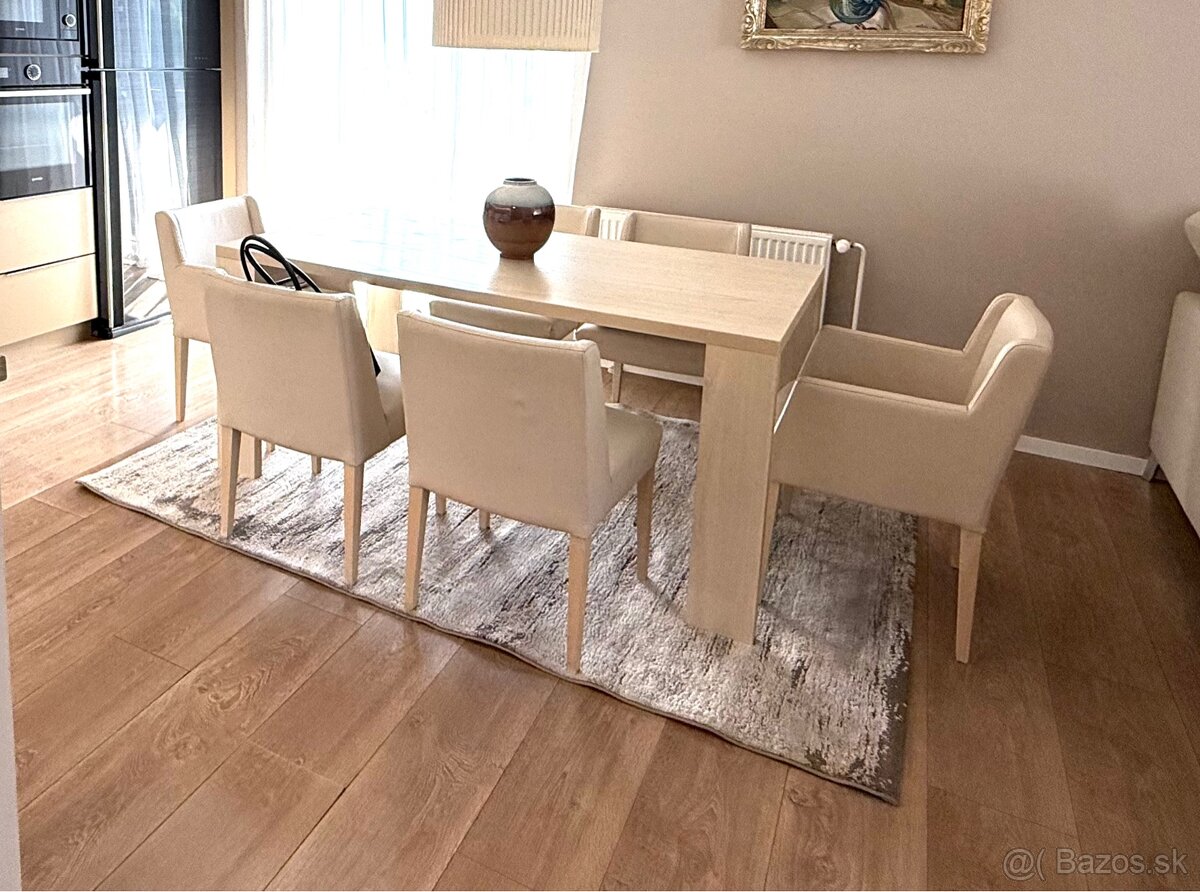 Jedálenský stôl
