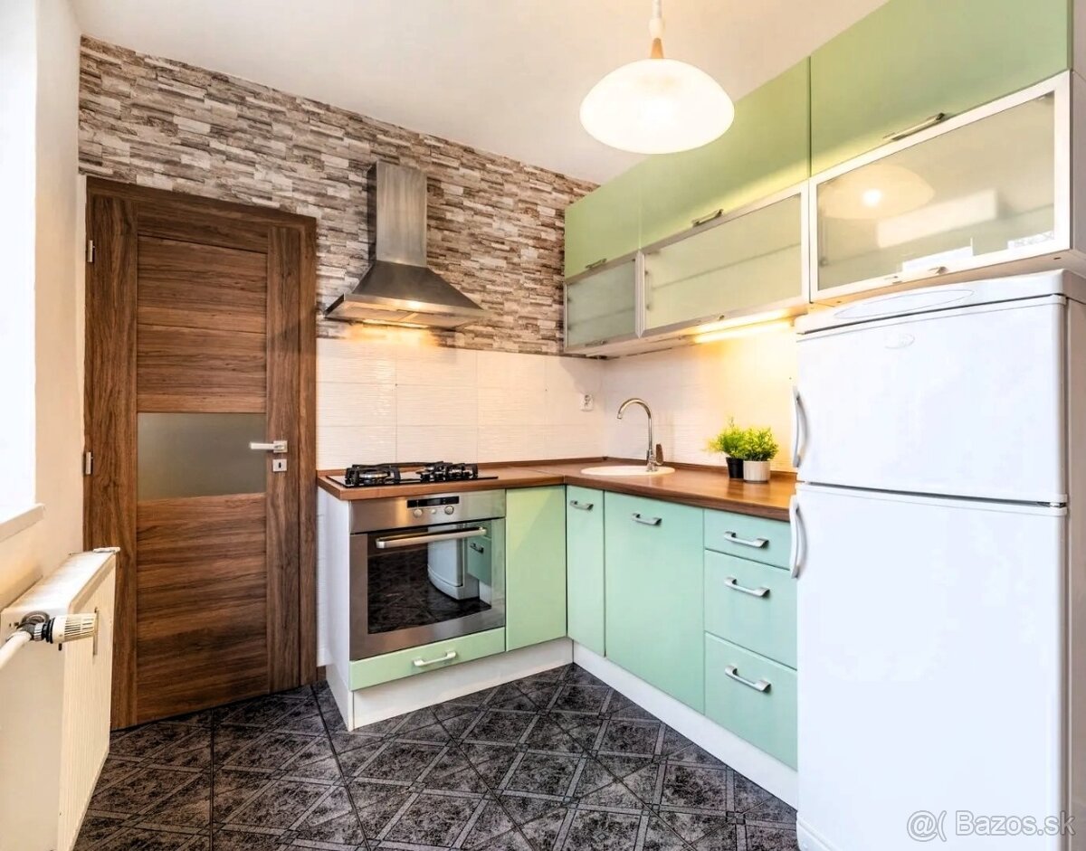 Veľký,krásny,slnečný 3 izb. byt s balkónom, ul.Ružová,Levice