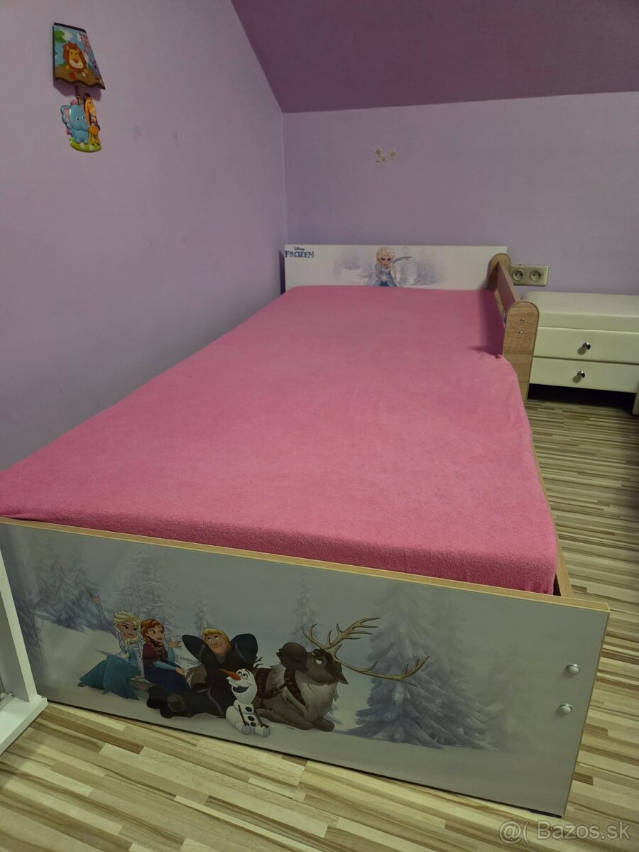 Dievčenská posteľ.