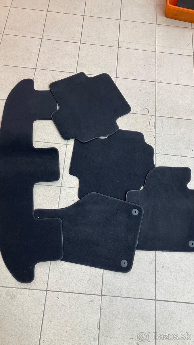 Sada novych originálnych velurovych rohozi