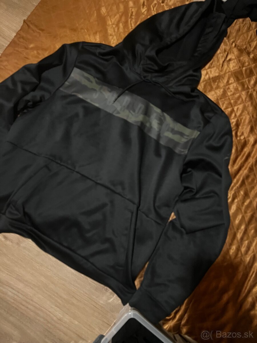 Jordan mikina s kapucňou – čierna, takmer nová