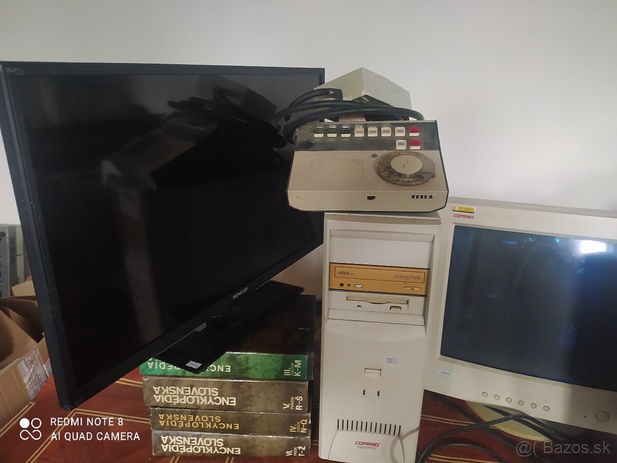 retro pc, telefony, kovova posteľ, matrace