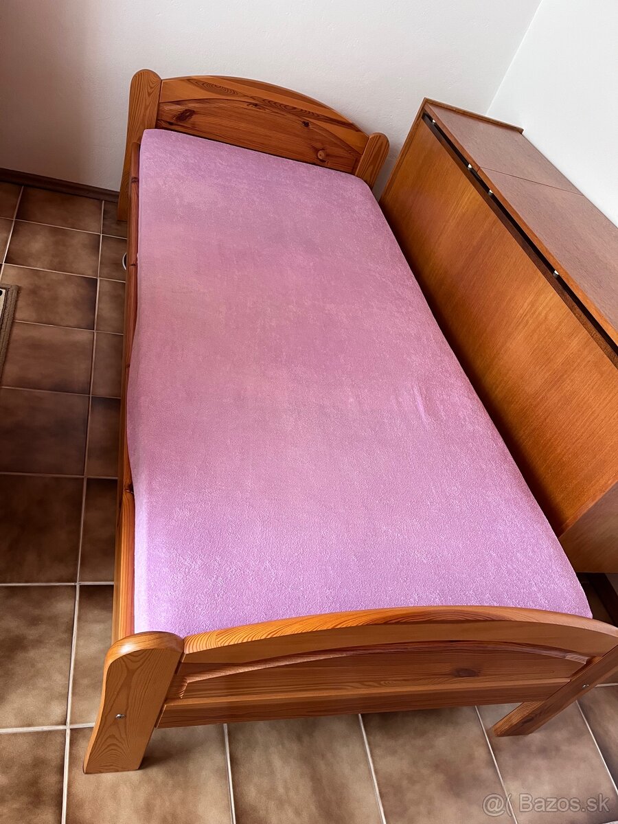Posteľ drevená