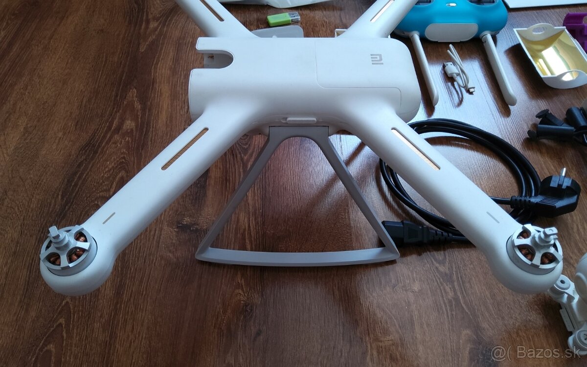 Xiaomi Mi Drone 4K + box, batoh, 3ks baterie, quick charger