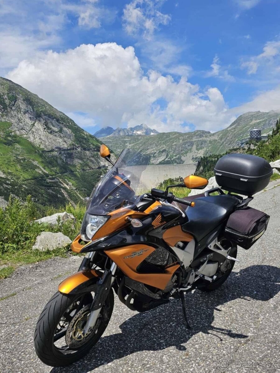 PREDÁM HONDA VFR 800X CROSSRUNNER ZA 5100 EUR