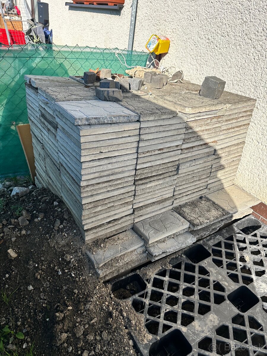 Zámková dlažba použitú 30cm na 30 cm 3 cm hrubá