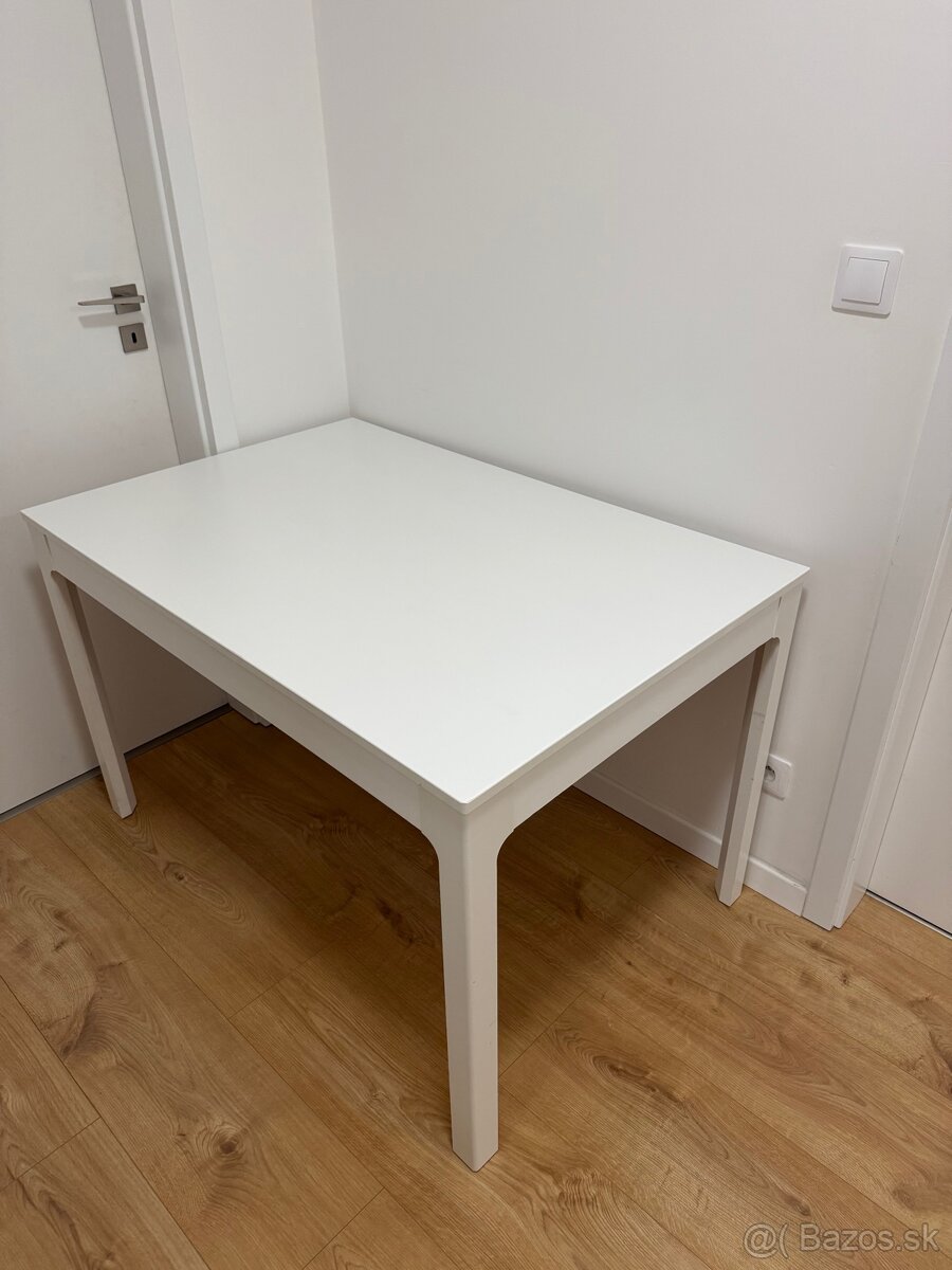 Biely jedalensky stol