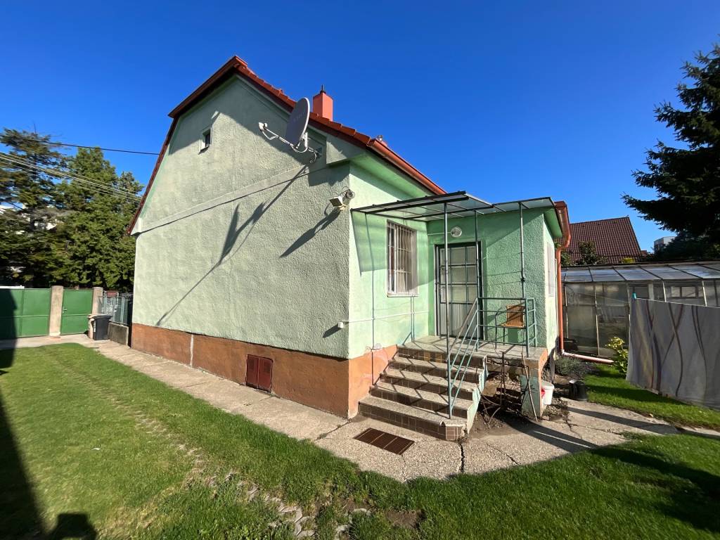 NA PREDAJ 3-IZBOVÝ RD S GARÁŽOU A VEĽKÝM POZEMKOM, BRATISLAV