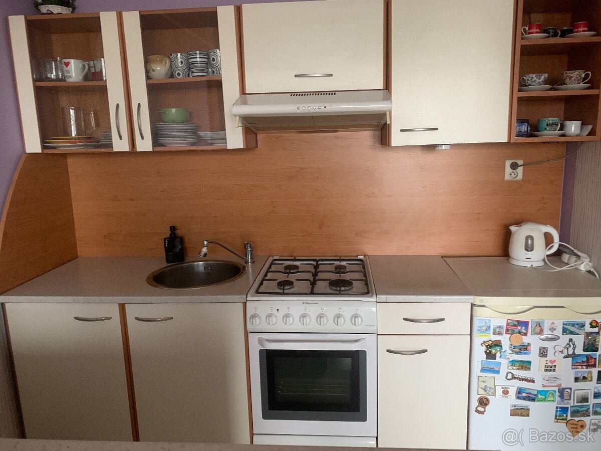 Kuchynska linka 180cm a plynovy sporak s elektrickiu rurou