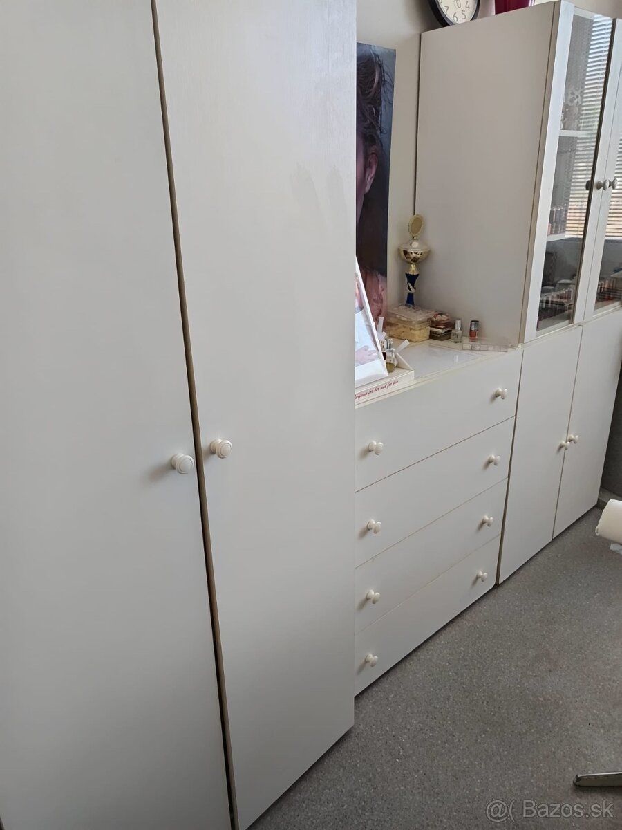 biely nábytok do salónu–skrine/vitríny+ komoda+ písací stôl