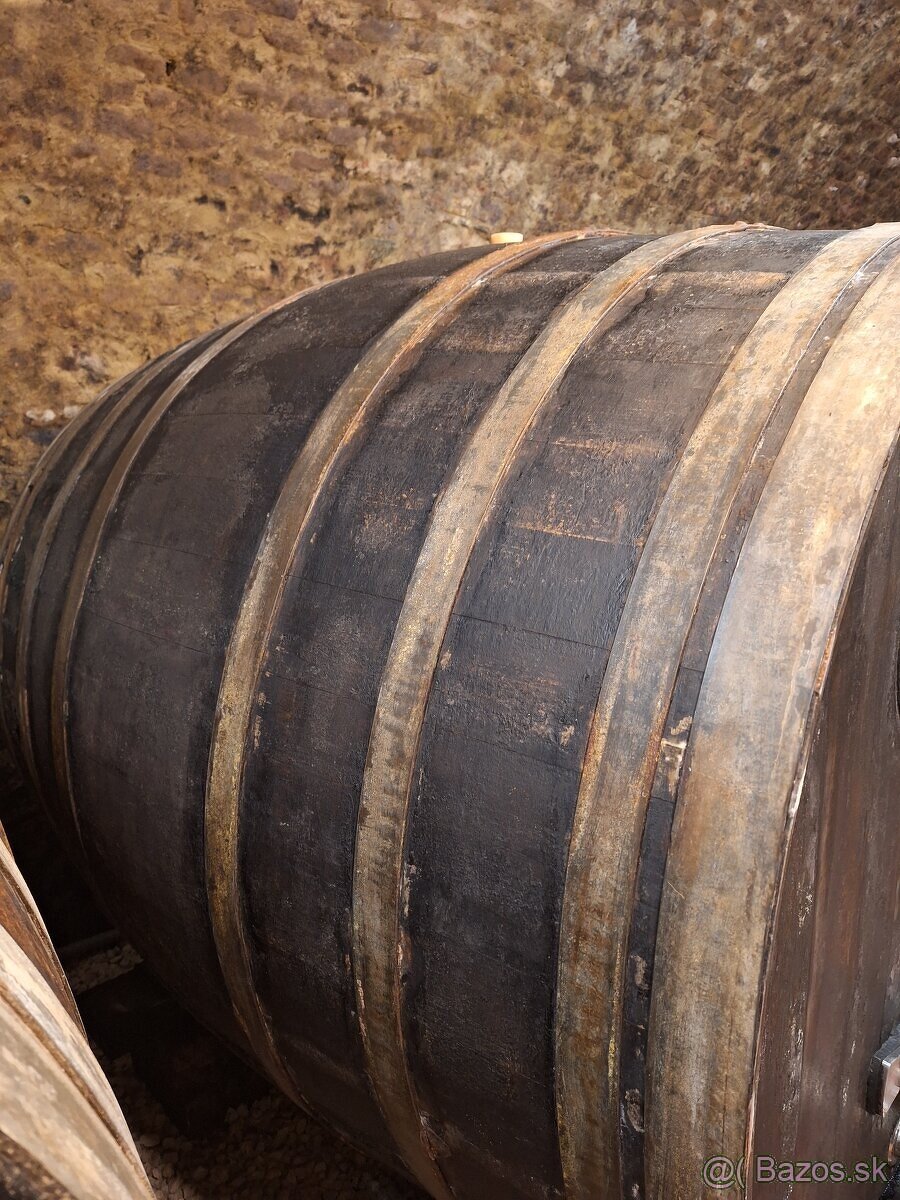 Predám dubový sud 3000 litrov.