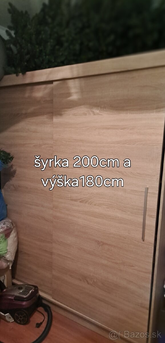 zachovalá skrina.