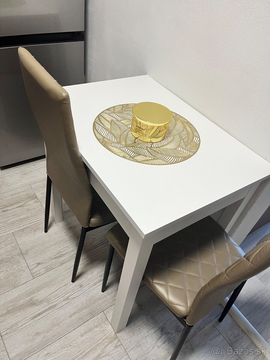 Jedalensky stol so stoličkami
