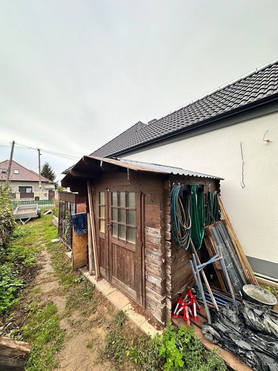 Záhradný drevený domček