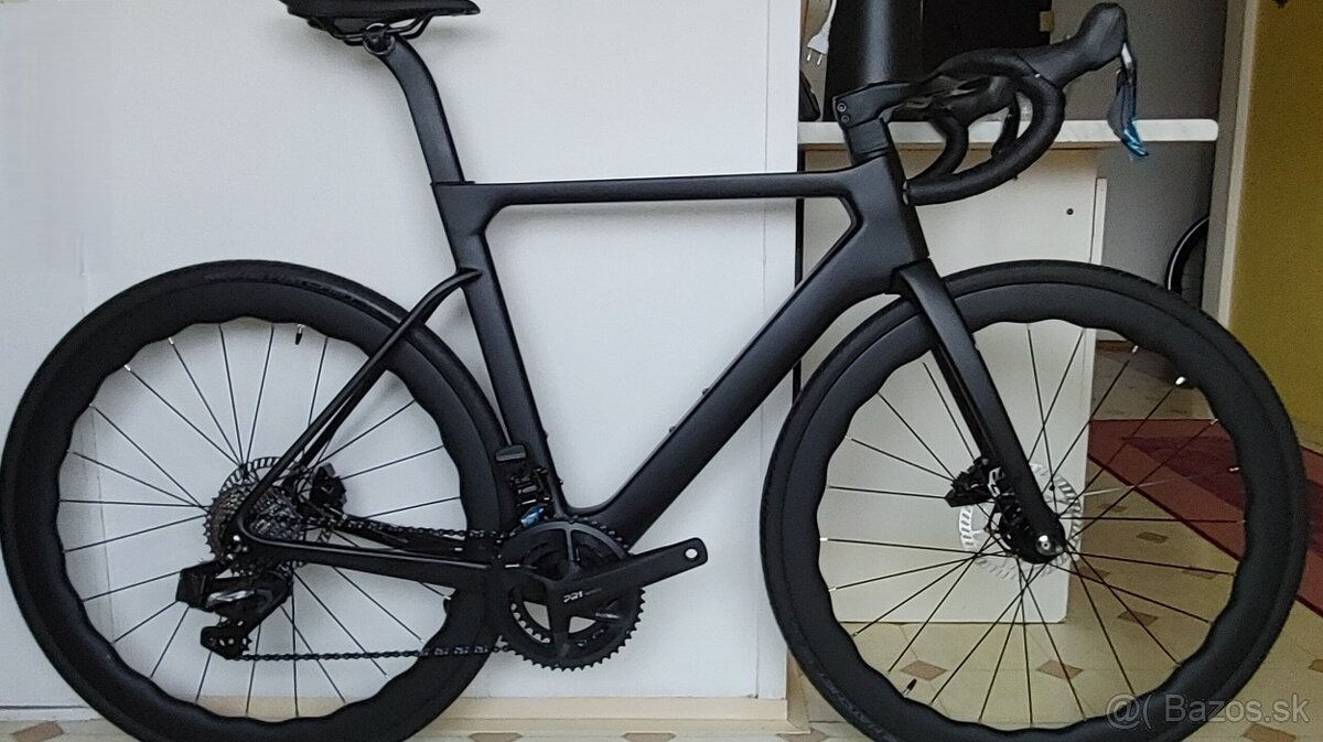 Kompletný karbónový cestný bicykel s elektronickým radením