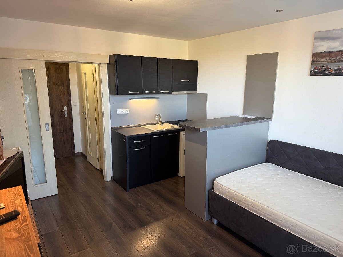 Garsónka s balkónom - centrum mesta