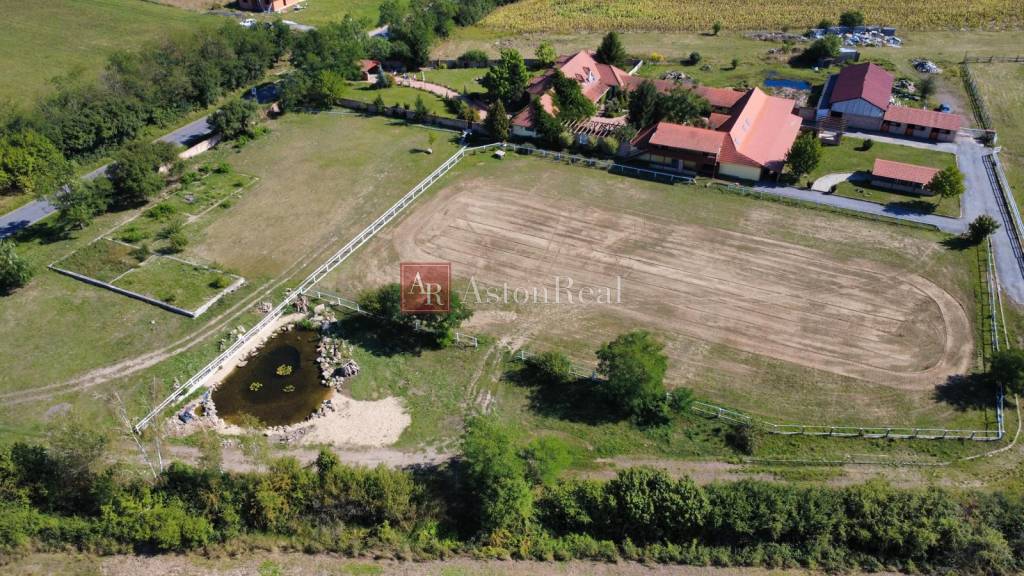 RANČ s haciendou, stajňami, 16.000m2 v blízkosti Lučenca