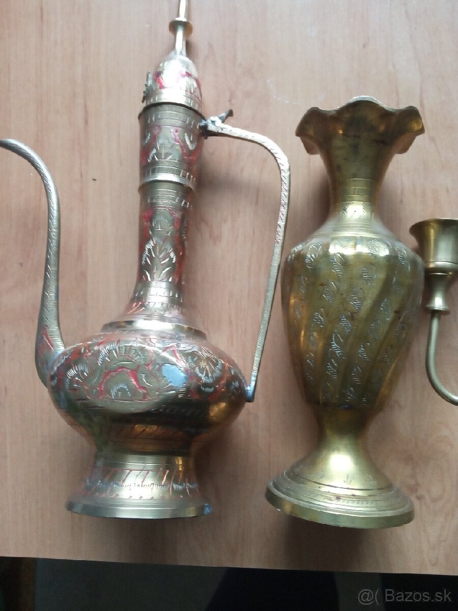 Vázy, svietniky mosadzné.