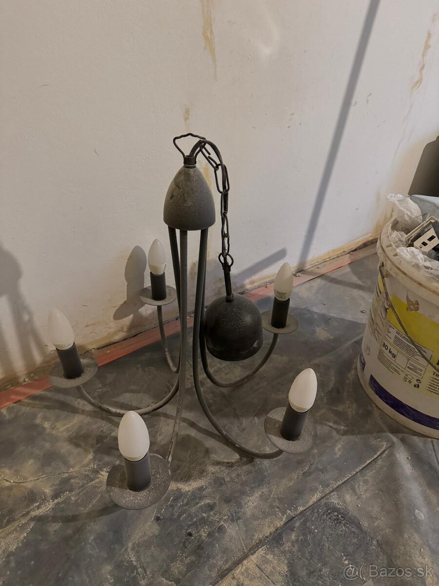 Darujem kovový luster