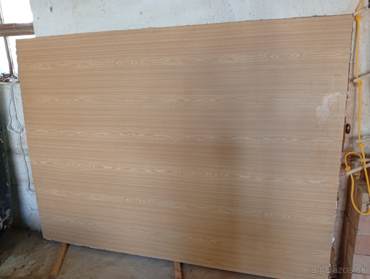 Drevotrieska table