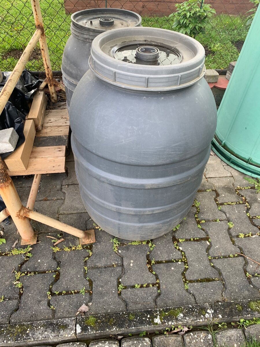 Plastové nádoby na vodu