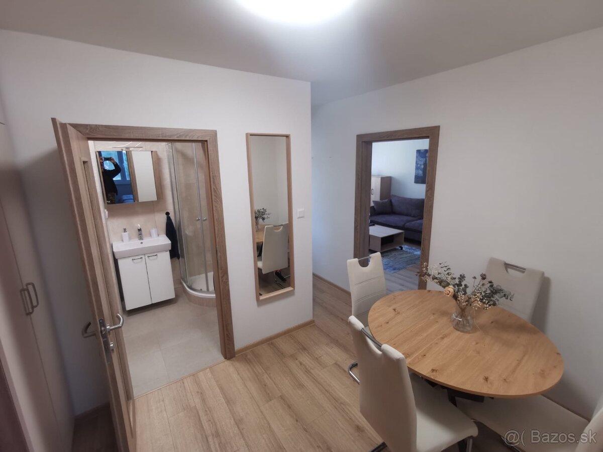 Moderný zrekonštruovaný 2-i.byt s parkovaním Pod Hájkom