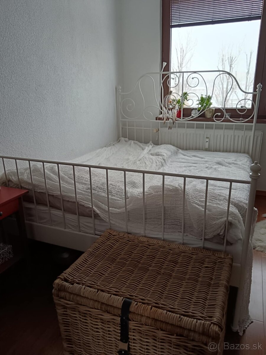 Predám kovovú manželskú romantickú posteľ (biela)